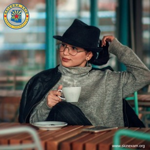 lady with hat have a coffee mug in her hand